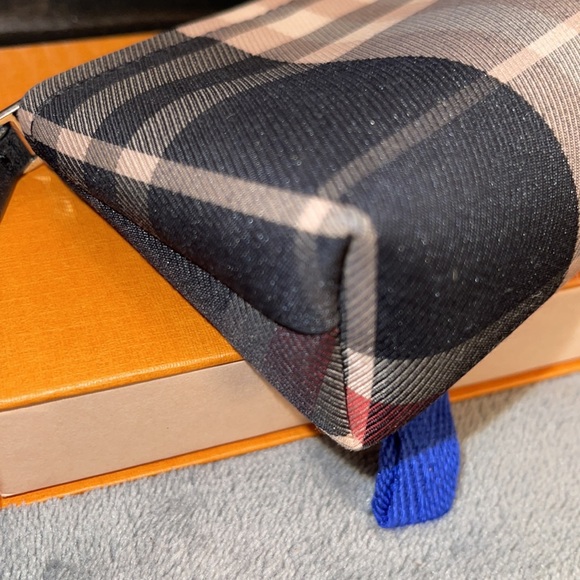 BURBERRY COIN PURSE GREAT CONDITION - Picture 5 of 8